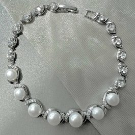 Елегантна сребърна гривна с перли и листа