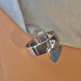 Стилен сребърен пръстен – халка със сърце