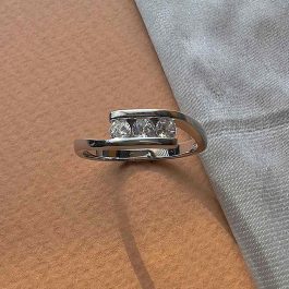 Шикозен сребърен пръстен с три камъка