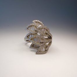 Впечатляващ сребърен пръстен с листа и багети