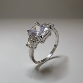 Годежен сребърен пръстен с три камъка