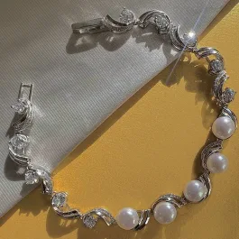 Елегантна сребърна гривна с перли и листа