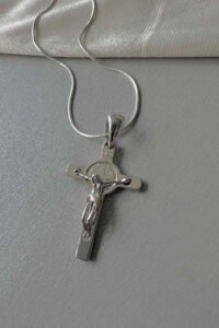 Стилно сребърно колие с кръст