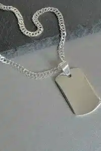 колие с висулка във формата на плочка