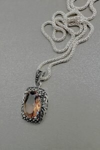 Елегантно сребърно колие с марказити и Султанит