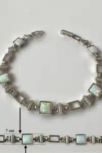 Елегантна сребърна гривна с Опал