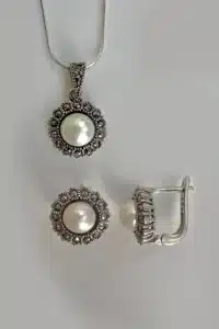 Стилен сребърен комплект с перли и марказит