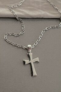 Стилно сребърно колие „Кръст “ с верижка